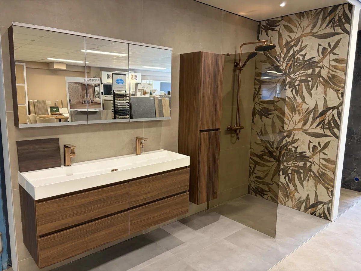 Badkameropstelling in de showroom met een zwevend meubel en een inloopdouche
