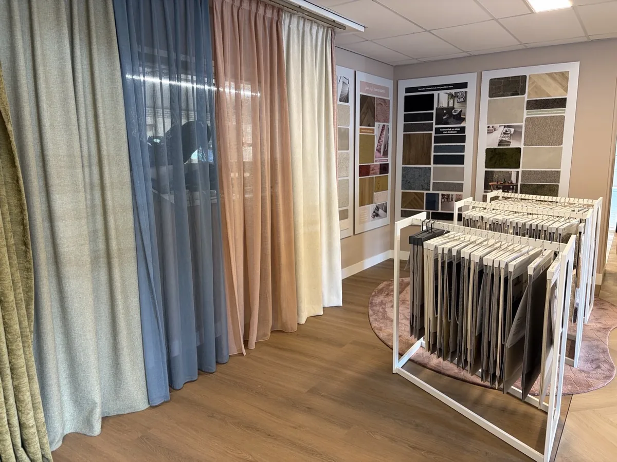 Gordijnen en het tegelrek in de showroom