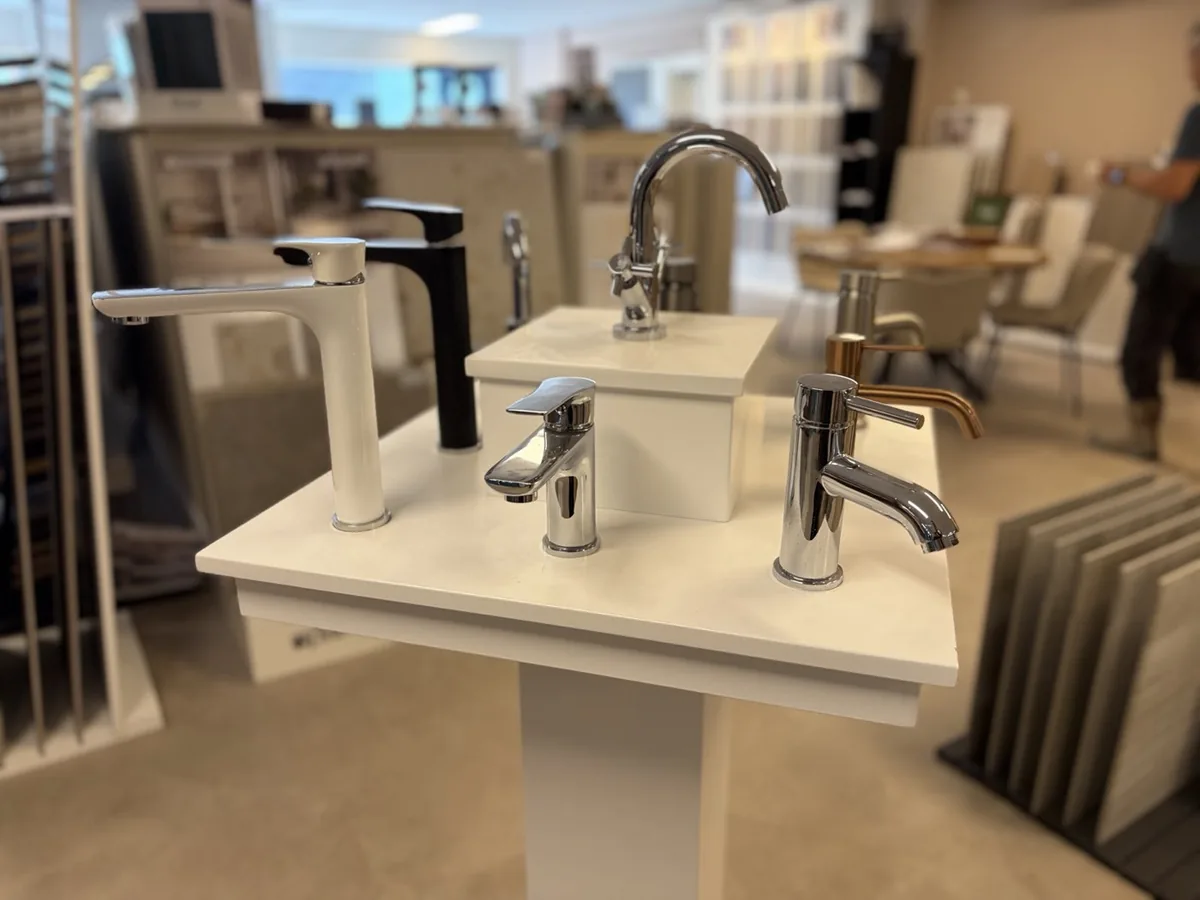 Opstelling met kranen in chroom en zwart in de showroom