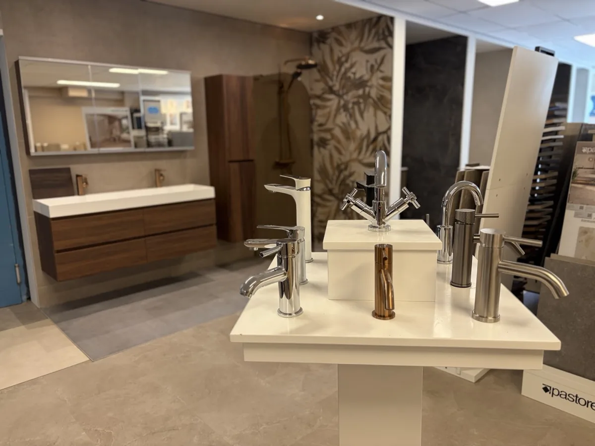 Kranen en een badkamermeubel in de showroom