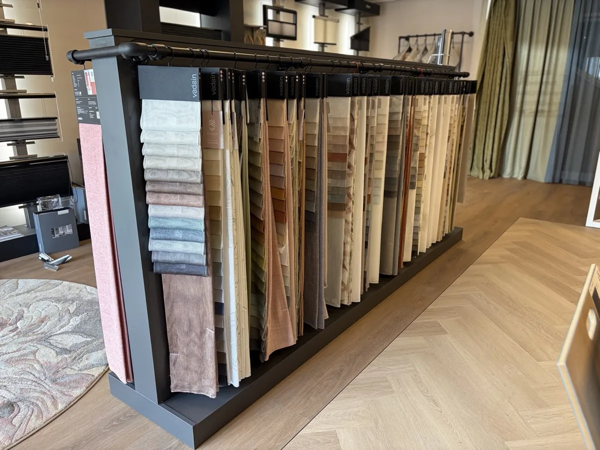 Rek met gordijnstoffen in de showroom