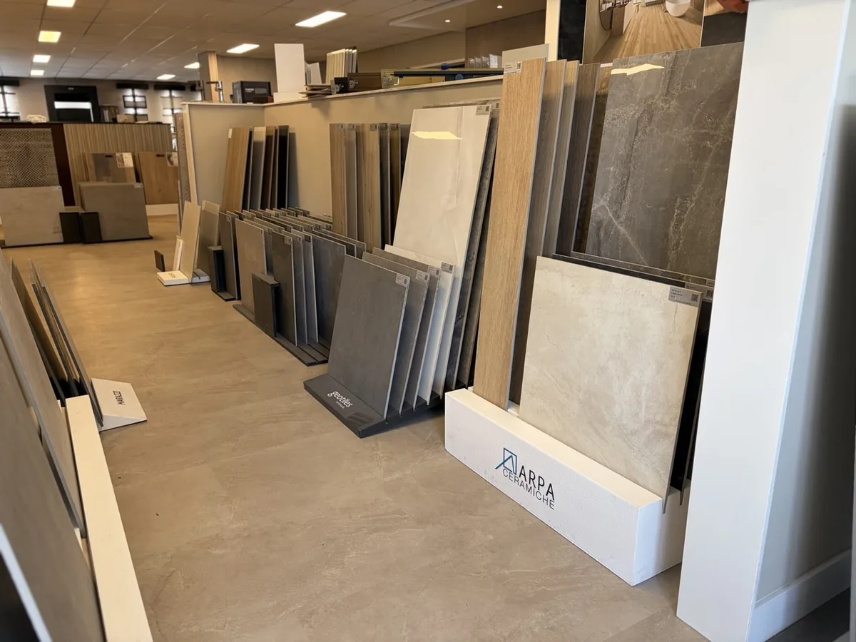 Rek met grote tegels in de showroom