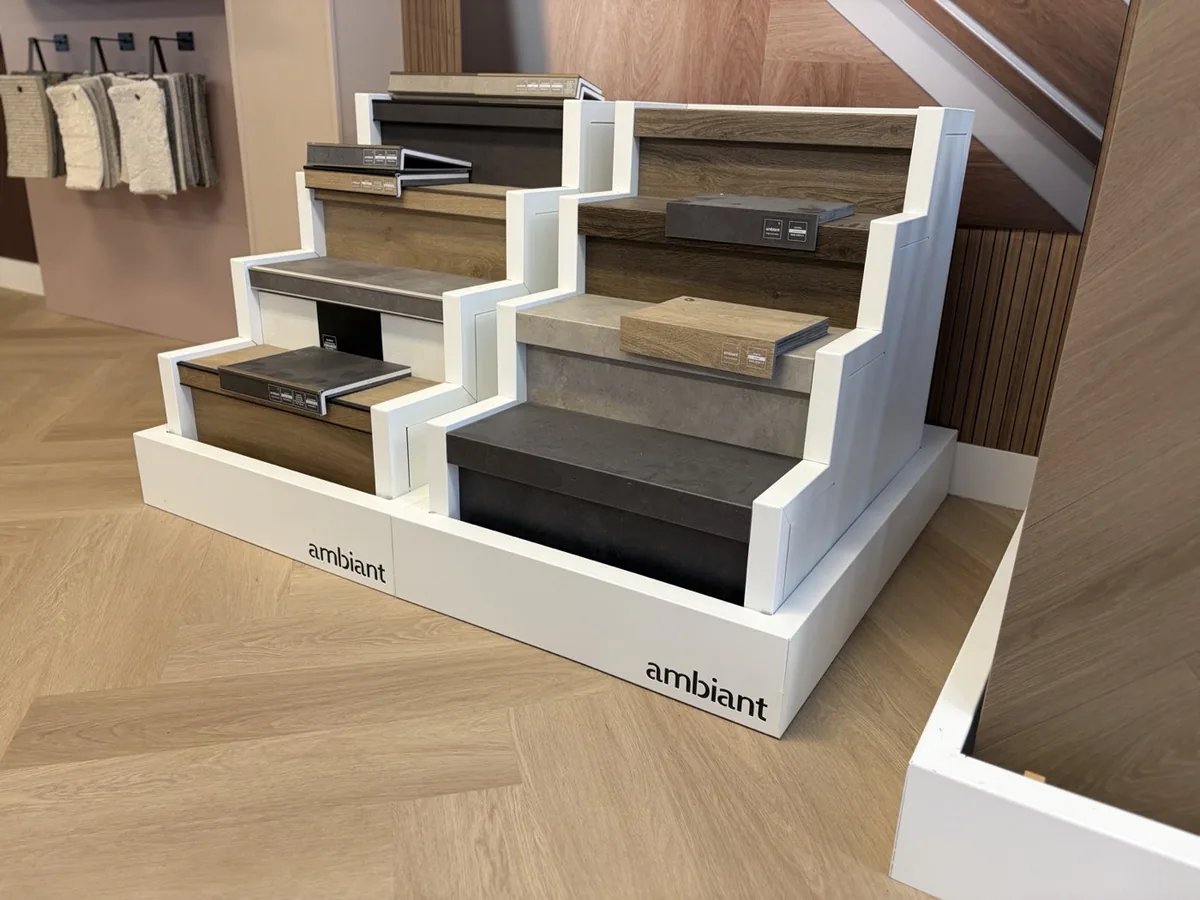 Opstelling van overzettreden in verschillende tinten in de showroom