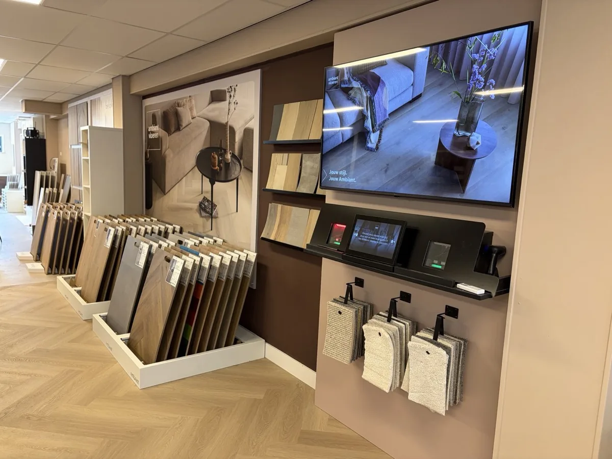 Vloerenafdeling van de showroom met een eiken visgraatvloer