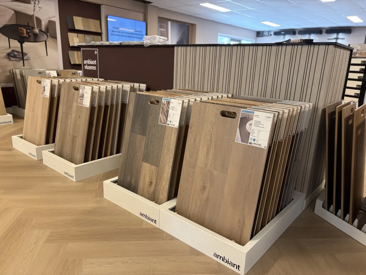Rek met vloerstalen in verschillende tinten in de showroom