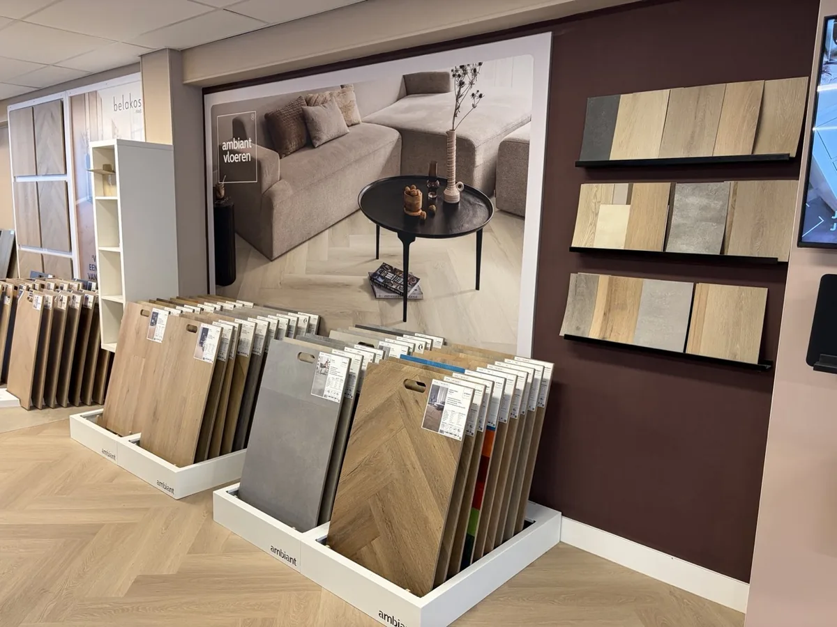 Vloerstalen voor een wand met een woonkamerfoto in de showroom